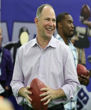 Photo of Matthew Berry, click to book