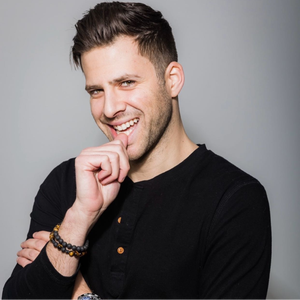 Photo of Sam Bloomstone, click to book