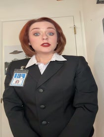 Poster for Fête des Pères video from Agent Dana Scully-Lookalike