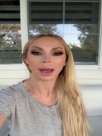 Poster for Charla motivacional video from Nikki Benz