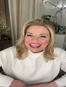 Poster for Pregunta video from Megan Hilty